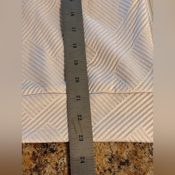 NWOT Women’s Beige Zip- Up Sweater Size Medium Textured Long Sleeves Polyester - Picture 6 of 9